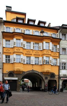 Bozen-Bolzano - Fassaden auf Rathausplatz, Piazza Municipio