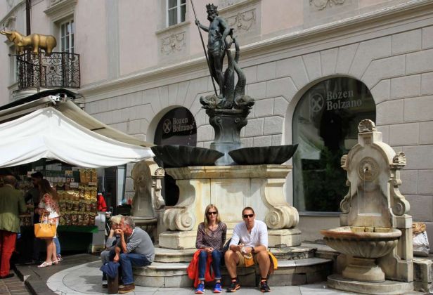 Bozen-Bolzano - Obstplatz, Piazza Erbe - der Neptun-Brunnen