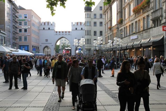 München - Fussgängerzone Neuhauser Strasse mit Neuhauser Tor oder Karlstor