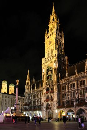 München - der Marienplatz mit Rathaus, Mariensäule un den Türmen der Frauenkirche im Abendlicht