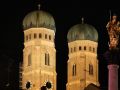 München - Mariensäule und Türme der Frauenkirche im Abendlicht
