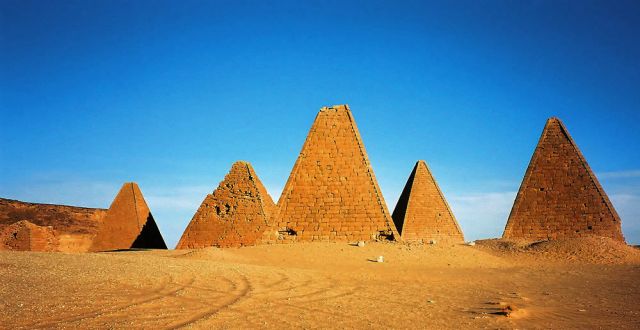 Sudan-Rundreise - Nekropole mit Pyramiden auf dem Jebel Barkal bei Karima