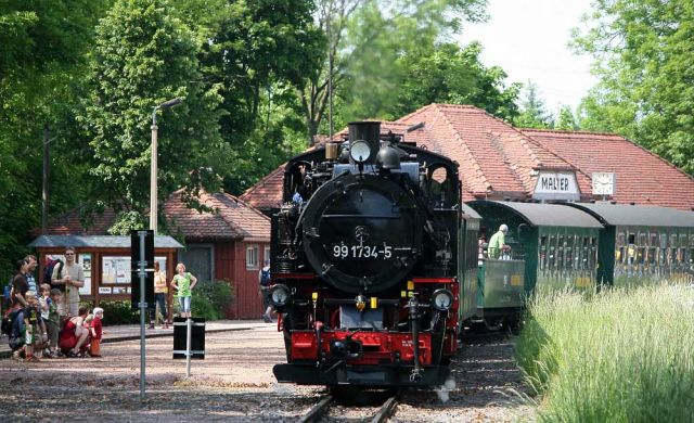 Weißeritztalbahn - der Dampfzug mit der Schmalspur-Dampflok 99 1734-5 verlässt den Bahnhof Malter in Richtung Kurort Kipsdorf