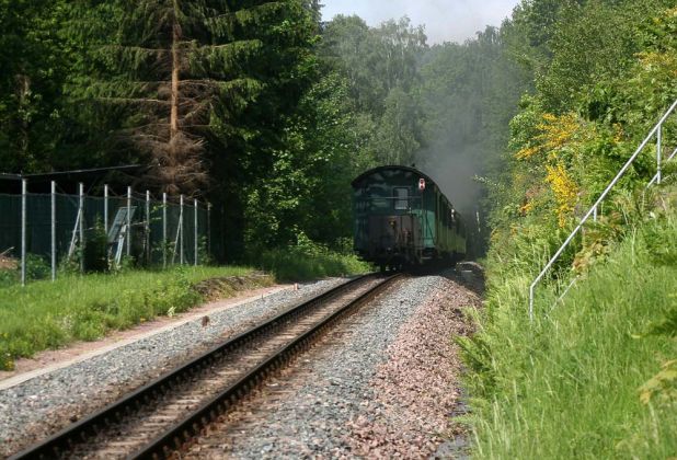 Weißeritztalbahn - der Dampfzug mit der Schmalspur-Dampflok 99 1734-5 ist unterwegs im Osterzgebirge