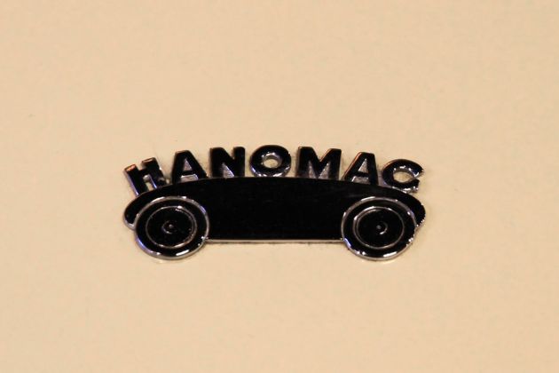 Das Hanomag-Firmenzeichen auf der Fronthaube des  Hanomag 2/10 Kommissbrot