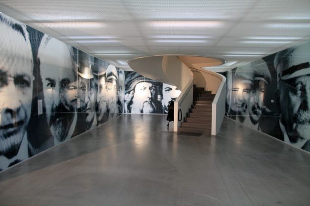 Eingangs-Halle des Dornier Museums mit Aufgang zur  Ausstellung