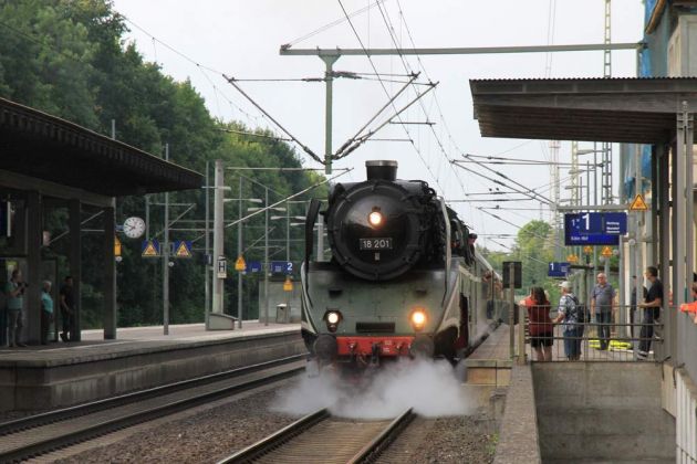 Dampflok 18 201 - Ausfahrt aus dem Bahnhof Haste, Region Hannover, in Fahrtrichtung Minden/Westfalen