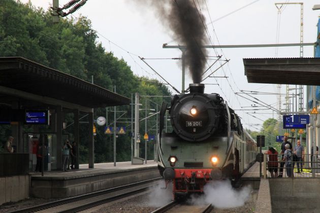 Dampflok 18 201 - Ausfahrt aus dem Bahnhof Haste, Region Hannover, in Fahrtrichtung Minden/Westfalen