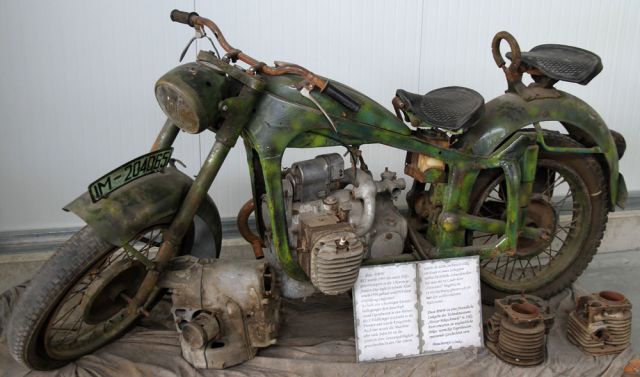 BMW Motorrad R 12 - Militärkrad, Baujahr 1936 - Einsatz beim Ostfeldzug, 1993 in der Ukraine gefunden - Luftfahrtmuseum Wernigerode
