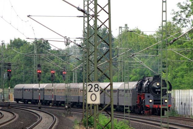 01 519 - Dampflok der Zollernbahn vor der Einfahrt in Haste, Region Hannover