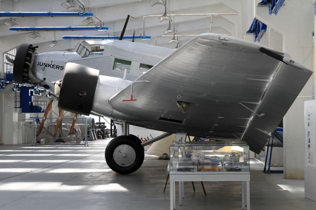 Die Junkers JU 52/3m - prominent im Hangar ausgestellt