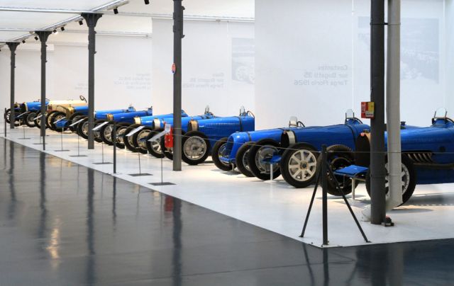 Parade der Bugatti Rennwagen aus den 1920er Jahren