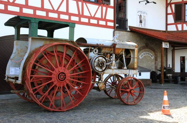 Auto & Traktor Museum Bodensee - landwirtschaftliches Grossgerät vor dem Eingang