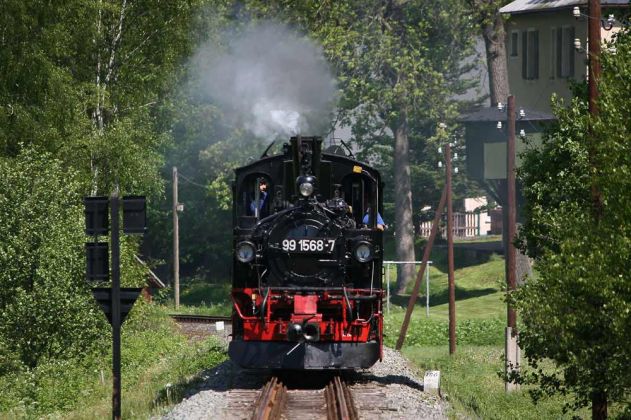Pressnitztalbahn - die Schmalspur-Dampflok 99 1568-7 vom Typ Sächsische IV K bei der Einfahrt in den Bahnhof Schmalzgrube