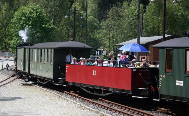 Pressnitztalbahn - der Museumszug mit dem Schienencabrio im Bahnhof Schmalzgrube