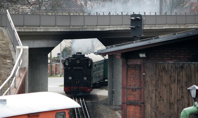 Weißeritztalbahn - der Zug mit der Schmalspur-Dampflok 99 1771-7 läuft in den Bahnhof von Freital-Hainsberg ein
