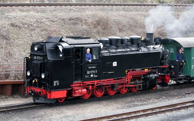 Weißeritztalbahn - die Schmalspur-Dampflok 99 1771-7 der Gattung Sächsische VII K Neubau im Bahnhof von Freital-Hainsberg