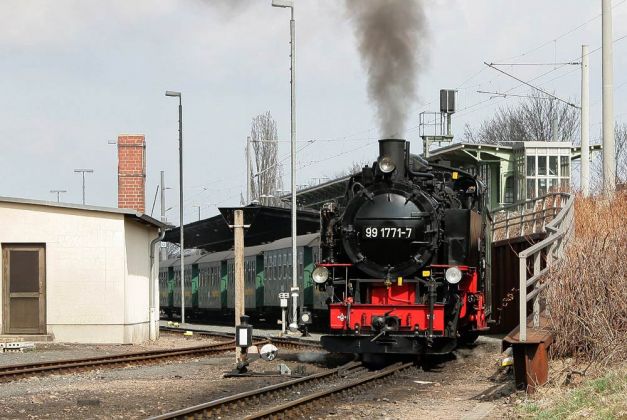 Weißeritztalbahn - der Dampfzug mit der Schmalspur-Dampflok 99 1771-7 verlässt den Bahnhof Freital-Hainsberg in Richtung Kurort Kipsdorf