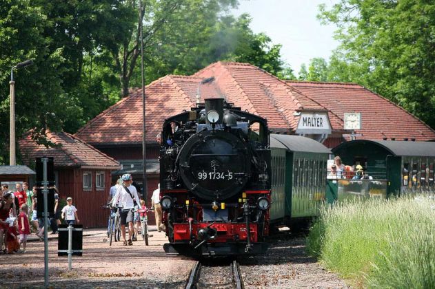 Weißeritztalbahn - der Dampfzug mit der Schmalspur-Dampflok 99 1734-5 hält am Bahnhof Malter