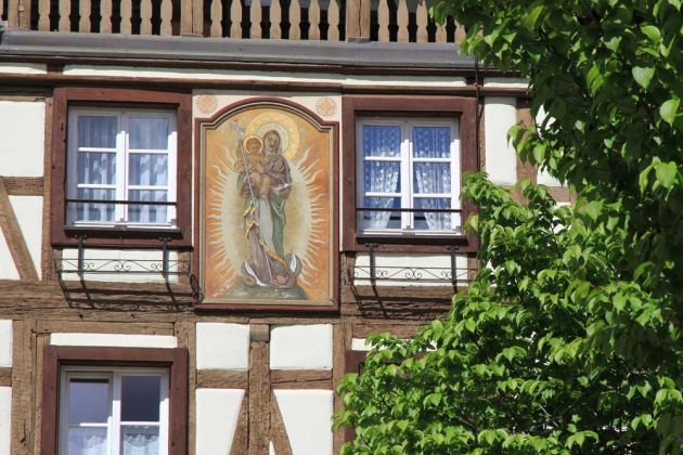 Fachwerk-Fassade mit Malerei - Kaysersberg im Elsass