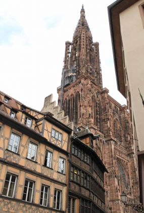 Das Strassburger Münster - Blick auf den Nordturm vom Münsterplatz aus
