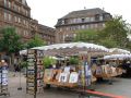 Der Place Kléber mit Flohmarkt-Ständen