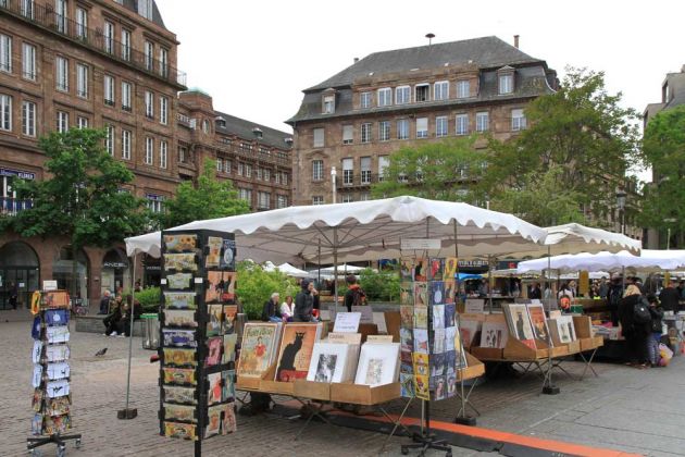 Der Place Kléber mit Flohmarkt-Ständen