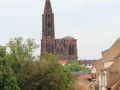 Das Strassburger Münster über der Ill und dem historischen Gerberviertel Petite France
