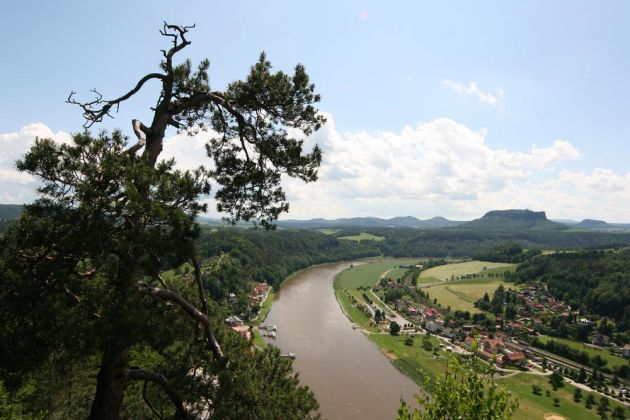 Sächsische Schweiz, Elbsandsteingebirge - Basteiaussicht, der Blick auf den Kurort Rathen an der Elbe