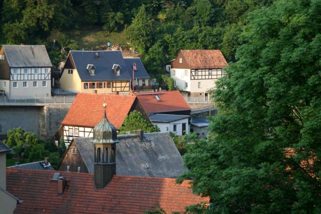 Fachwerkhäser mit dem Turm des Rathauses - Hohnstein, Sächsische Schweiz