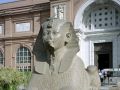 Eine Sphinx vor dem Ägyptischen Museum