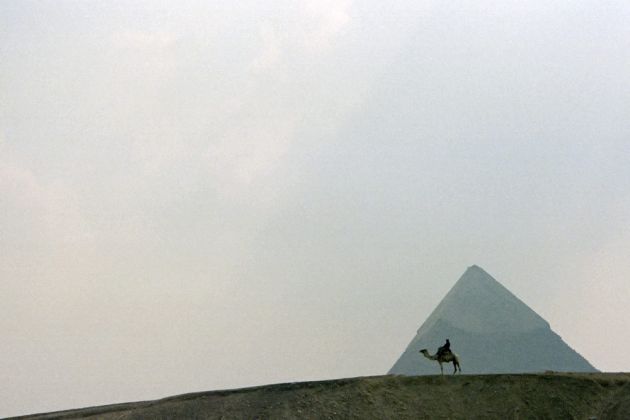 Giseh - ein berittener Polizist vor der Pyramide des Chephren
