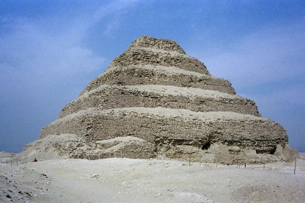Die berühmte Stufen-Pyramide des Djoser in der Nekropole von Sakkara