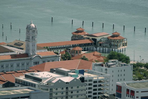 George Town - die Waterfront mit dem Uhrturm des Malayan Railway Buildings