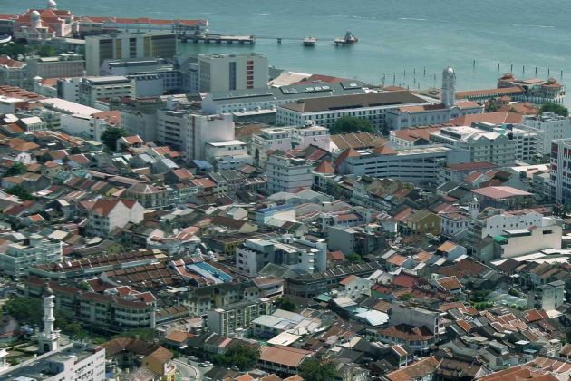 George Town, Penang - Altstadtdächer und die Waterfront von oben