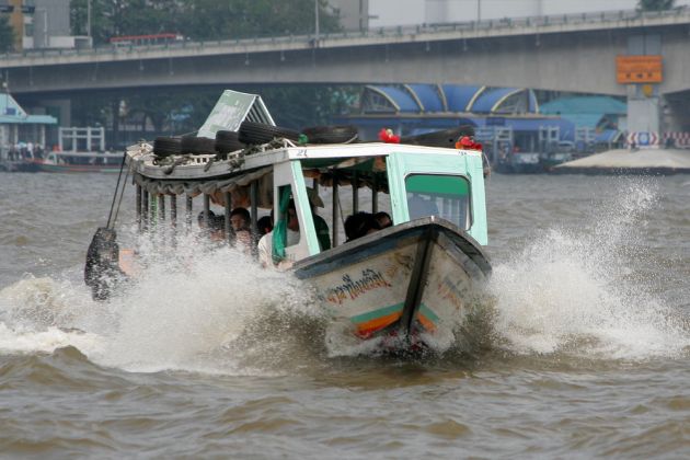 Wassertaxi auf dem Chao Phraya River - Bangkok