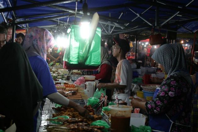 Nachtmarkt in Pantai Cenang auf Langkawi, Malaysia