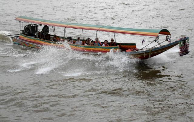 Ein Longtail-Boat auf dem Chao Phraya - Bangkok