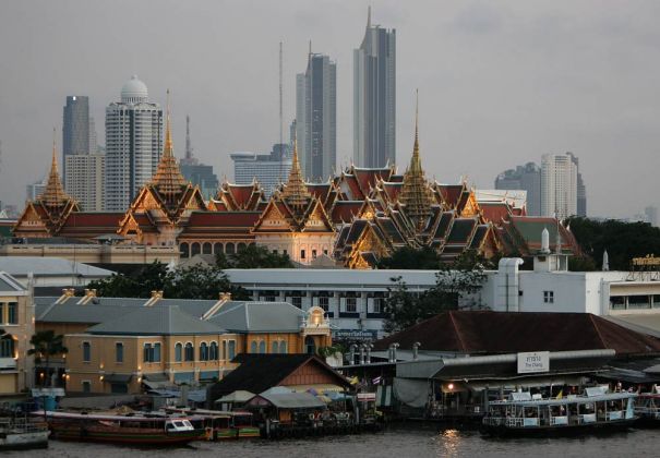 Der Tha Chang Pier, Königspalst und Bangkoks Skyline