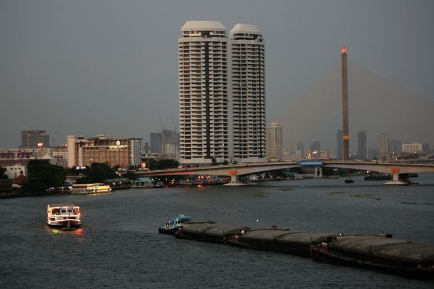 Bangkok Blue Hour - die Phra Pin Klao Brücke über den Chao Phraya