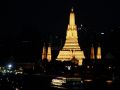 One Night in Bangkok - angestrahlt ist der riesige buddhistische Wat Arun Tempel