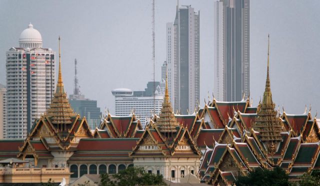 Das Bangkok der Gegensätze - vergoldete Dächer des Königspalastes und Wolkenkratzer