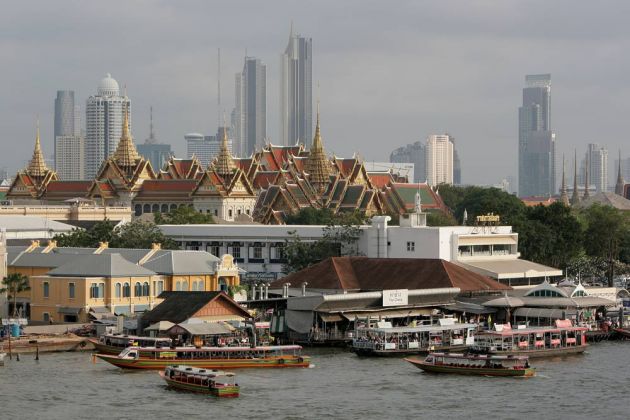 Blick auf den Chao Phraya River, den vergoldeten Königspalast und auf die Skyline von Bangkok