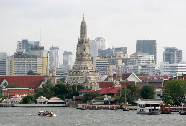 Bangkok, der gewaltige buddhistische Wat Arun Tempel westlichen Ufer des Chao Phraya