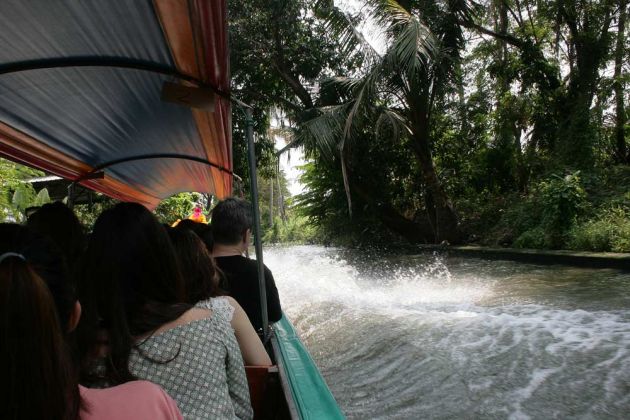Longtailboat-Fahrt durch die Khlongs am Taling Chan Floating Market nahe Bangkok