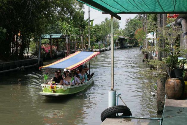 Longtailboat-Fahrt durch die Khlongs am Taling Chan Floating Market nahe Bangkok