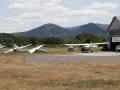 Segelflugzeuge des Aeroklubs Jeleniogórski vor den Hangars des Flugplatzes Jelenia Gora