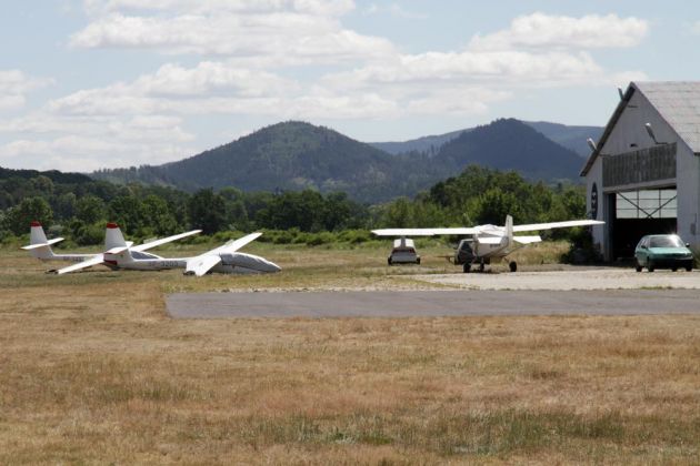 Segelflugzeuge des Aeroklubs Jeleniogórski vor den Hangars des Flugplatzes Jelenia Gora