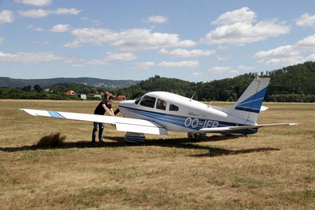 Eine Piper Archer II - Flgvorbereitung durch den Piloten  - Flugplatz Jelenia Gora