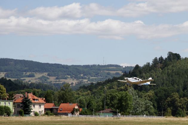Eine Piper Archer II ist auf der Graspistew des Flugplatzes Jelenia Gora gestartet